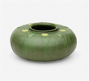 Squat vase with cinquefoils