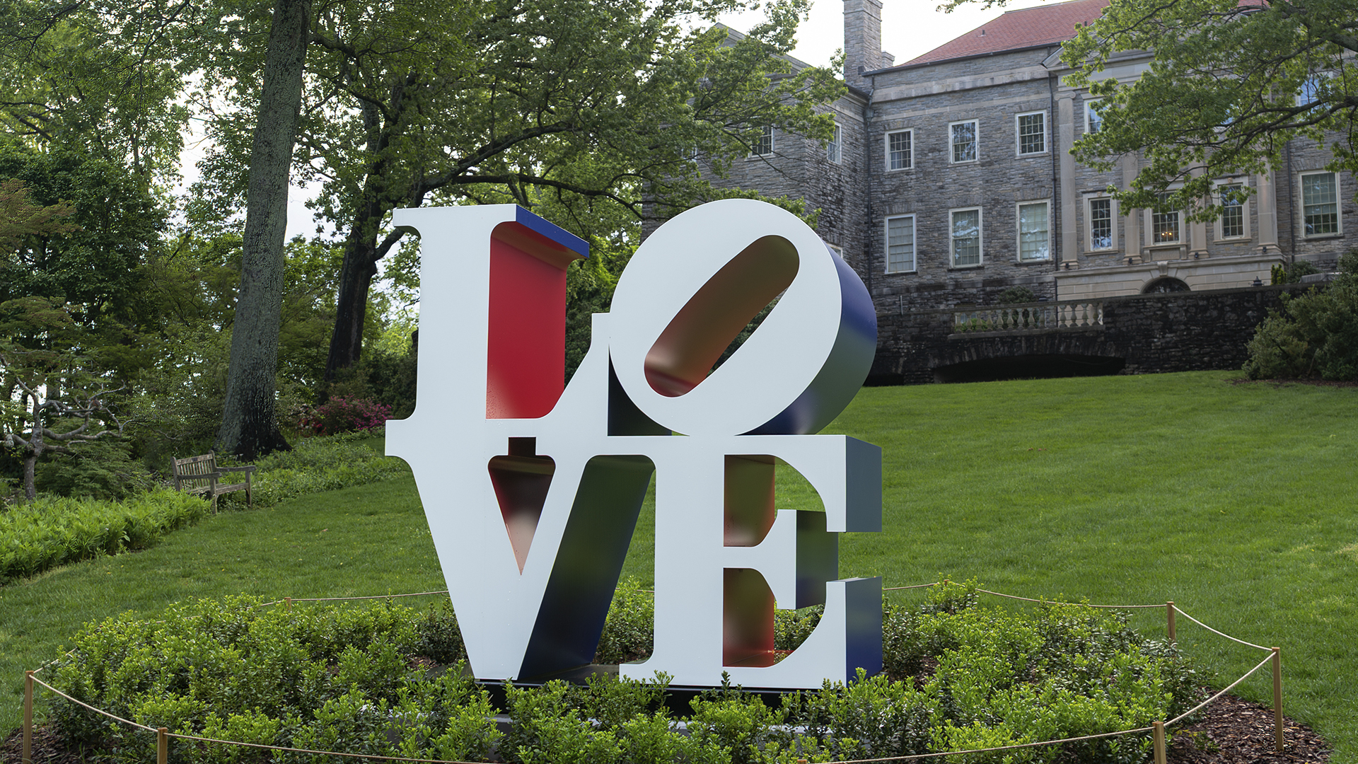 Robert Indiana, The American LOVE (White Blue Red), 1966–1999, Conceived: 1966; Fabricated: 1999, polychrome aluminum, 96×96×48 in., Edition of 5 + 2 APs. Courtesy of Pace Gallery and The Robert Indiana Legacy Initiative Cheekwood Estate & Gardens © 2025 Morgan Art Foundation LLC / Artists Rights Society (ARS), NY.